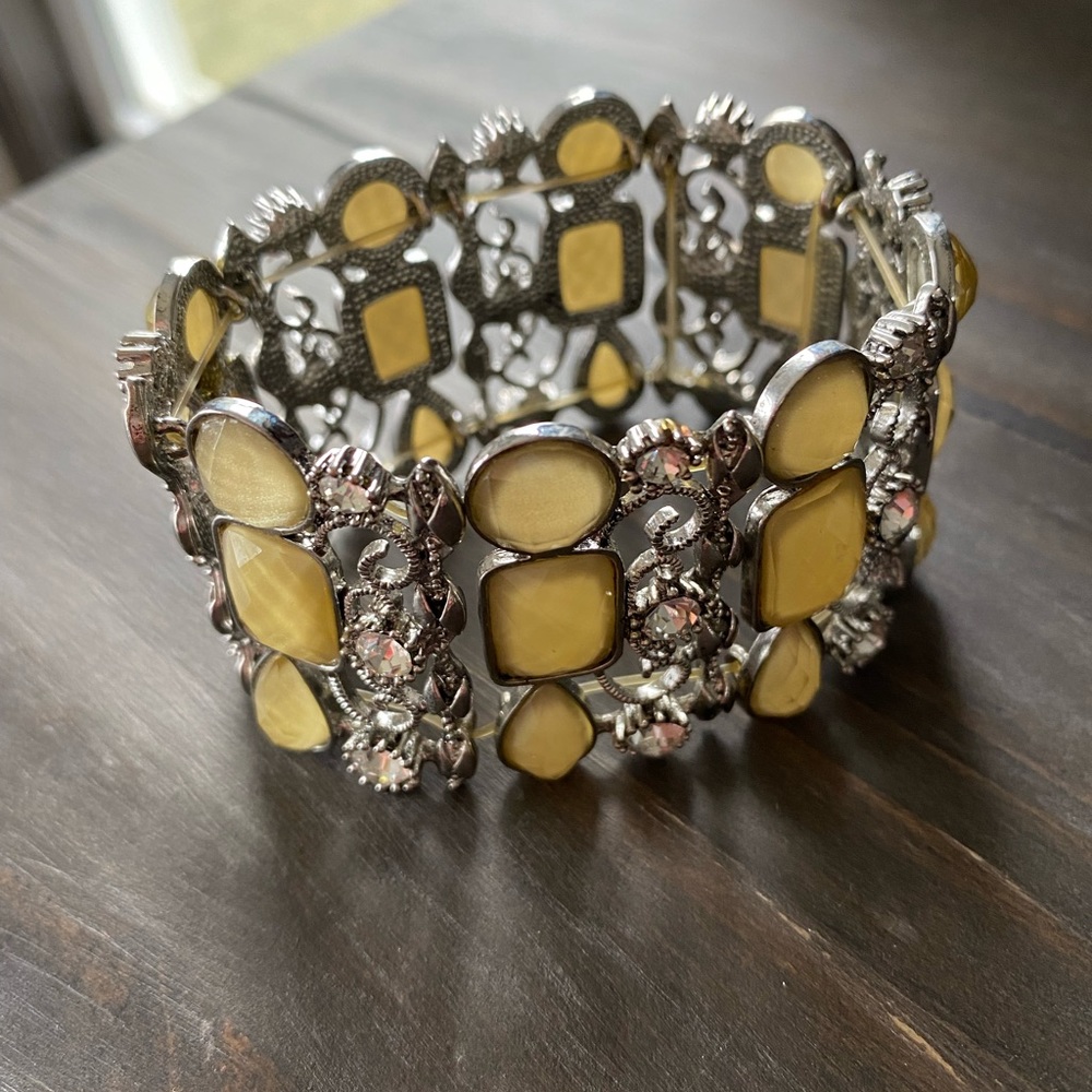 Gorgeous Yellow Stone Bracelett